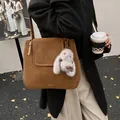 Sac seau rétro marron caramel en daim mat avec coutures blanches et breloque lapin en peluche - Avec Pendentif / Marron