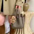 Taupefarbene Beuteltasche aus Leder mit Litschistruktur und süßem Plüschanhänger - 2-in-1 Taschen-Set / Ohne Anhänger / Grau / Hintergrundverletzung-Apple