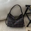 Bolso tote vintage a cuadros marrones con correa de cuero negro y detalles dorados - Cuadros Negros