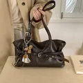 Sac à bandoulière marron foncé en cuir ciré avec plis vintage et breloque cœur - Sans pendentif / Marron
