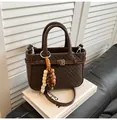 Dunkelbraune Handtasche mit Webstruktur und dekorativem Holzperlenanhänger für Damen - Braun