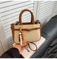 Schicke beige karierte Patchwork-Handtasche mit braunem Lederbesatz und Perlenanhänger - Weiß
