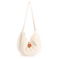Minimalistische cremefarbene Strick-Hobo-Tasche mit Lederaufnäher und Webstruktur - Weiß