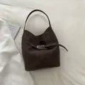 Minimalistische donkerbruine emmer tas met grote capaciteit en matte afwerking - Bruin