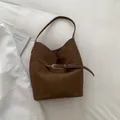 Minimalistische bruine suède bucket bag met verstelbare gesp voor dames - Bruin