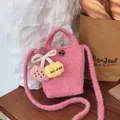 Rosafarbene Plüsch-Eimertasche mit flauschigem Schleifenanhänger und Schultergurt - Rosa