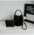 Sac seau vintage en daim noir avec pochette intérieure et charmant ours en peluche décor - Noir Avec Pendentif