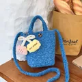 Blaue Plüsch Mini Handtasche aus Fleece mit Umhängeriemen und Herz-Anhänger-Detail - Blau