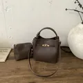 Secchiello marrone scuro motivo litchi con manico in foulard e pochette interna abbinata - Marrone