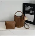 Sac seau en daim marron avec pochette et charme d'ours sur table en marbre - Marron avec Pendentif