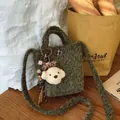 Dunkelgrüne Plüsch-Mini-Beuteltasche mit niedlichem Hundedetail und bunter Perlenkette - Grün