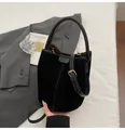Sac seau vintage en daim noir avec coutures contrastées et bandoulière - Noir sans Pendentif