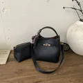 Borsa a secchiello nera con motivo litchi, sciarpa di seta e pochette abbinata - Nero