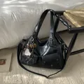 Zwarte vintage PU-leren shopper met klepzakken aan de voorkant en een luipaard hanger - Zwart Met Hanger