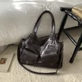 Retro donkerbruine grote shopper met metalen klinknagels en magnetische klikzakken - Koffie zonder Hanger