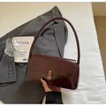 Bolso de hombro vintage de cuero brillante burdeos con hebilla de madera dorada en blazer gris - Marrón