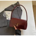 Bolso de hombro vintage burdeos brillante con asa larga y hebilla retro elegante - Rojo