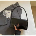Bolso vintage negro clásico de piel sintética brillante con cierre de metal giratorio - Negro