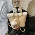 Borsa a tracolla beige in finta pelle scamosciata con bordo in pelliccia sintetica bianca - Senza Ciondolo / Cachi