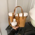 Borsa a secchiello in scamosciato marrone con finiture in peluche bianco e tracolla - Senza Ciondolo / Marrone