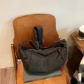 Borsa a tracolla trapuntata nera capiente con morbido spallaccio imbottito - Nero