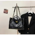 Klassieke zwarte gewatteerde shopper met gouden ketting en metalen draaisluiting - Zwart