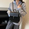 Zaino nero minimalista in pelle scamosciata con patta in pelle e fibbia in metallo - Nero