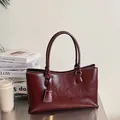 Chic burgundy tote bag in oil wax leather finish with vintage texture for work - Red