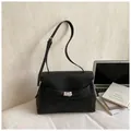Sac porte-documents vintage en cuir litchi noir avec fermoir argenté et bandoulière réglable - Type standard / Noir