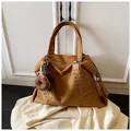 Große dunkelbeige Wildleder-Tote-Bag mit Metallnieten und süßen Deko-Anhängern - Stil Mit Donut Anhänger / Braun