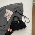 Schicke schwarze Wildlederoptik Eimertasche mit goldenen Beschlägen und Gurt für Damen - Schwarz ohne Anhänger