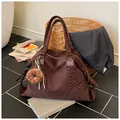 Dunkelbraune Wildleder-Einkaufstasche mit silbernen Nieten und Donut-Plüschanhänger - Stil Mit Donut Anhänger / Braun