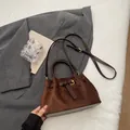 Dunkelbraune Wildleder-Eimertasche mit verstellbarem Riemen und goldenen Beschlägen - Kaffee ohne Anhänger