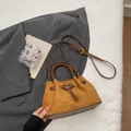 Braune Vintage-Wildledertasche mit Ledergriffen und metallischem Schnallendetail - Braun Ohne Anhänger