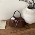 Retro dunkelbraune Wildleder-Einkaufstasche mit Plüschkugel und schmalem Umhängeriemen - Mit Anhänger / Braun