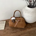 Vintage-Tragetasche aus braunem Wildleder mit Metallschnalle und weichem Handschuh-Anhänger - Mit Anhänger / Braun