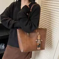 Borsa tote minimalista in pelle testa di moro con manici lunghi e ciondolo a coniglio - Senza Ciondolo / Marrone