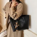 Borsa tote in pelle nera opaca con scritte dorate e ciondolo a forma di coniglio a scacchi - Senza Ciondolo / Nero