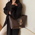 Borsa tote in pelle marrone scuro con spalline lunghe e un ciondolo a forma di coniglio - Senza Ciondolo / Marrone