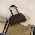 Borsa bowling minimalista marrone scuro in finta pelle scamosciata con spalline - Marrone