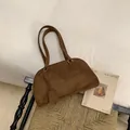 Borsa bowling minimalista in pelle scamosciata marrone scuro con doppi manici a spalla - Marrone