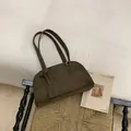 Borsa hobo minimalista in pelle scamosciata verde oliva scuro con texture vintage - Verde