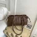 Dunkelbraune Vintage-Schultertasche mit verstellbaren Riemen und seitlichen Kordelzügen - Braun Ohne Anhänger