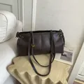 Maillard Vintage Schultertasche in Dunkelbraun aus mattem PU-Leder mit Goldbeschlägen - Kaffee ohne Anhänger
