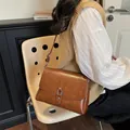 Vintage Umhängetasche aus braunem PU-Leder mit Silberschnalle und verstellbarem Gurt - Braun