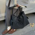 Grand sac cabas noir en cuir mat avec pendentifs en étoile et design à cordon - Noir