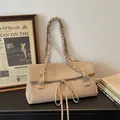 Minimalistische aprikosenfarbene Wildleder-Tote Bag mit geflochtenem Schultergurt - Khaki