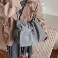Sac cabas gris en cuir avec fermeture à cordon et pendentif étoile élégant - Gris