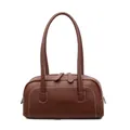 Dunkelbraune Bowlingtasche aus Leder mit weißen Nähten und zwei Reißverschlüssen - Kaffeebraun