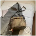 Nahaufnahme der Vintage-Beuteltasche mit strukturierter Veloursleder-Optik und Schnalle - Braun Ohne Anhänger